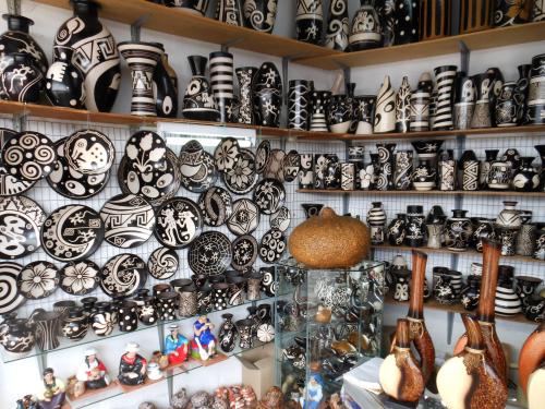 7 BEST ART, HANDICRAFTS MARKETS OF ECUADOR: Pottery art black and whilte, Quito, Ecuador
