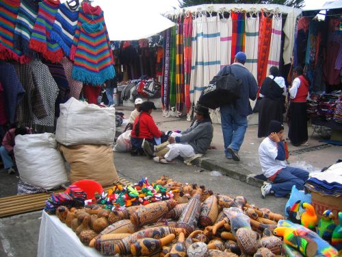 OTAVALO: CHARACTER�STICAS CULTURALES DEL MERCADO TUR�STICO:: Artesan�as en el mercado de Otavalo